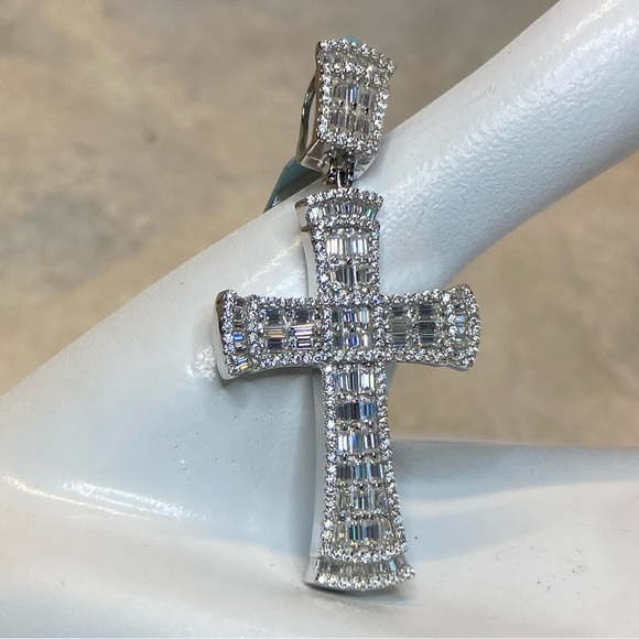 Beautiful NWT 925 Moissanite Diamond Men’s/Women's Cross Charm 2.9 ctw Pendant - Picture 3 of 13